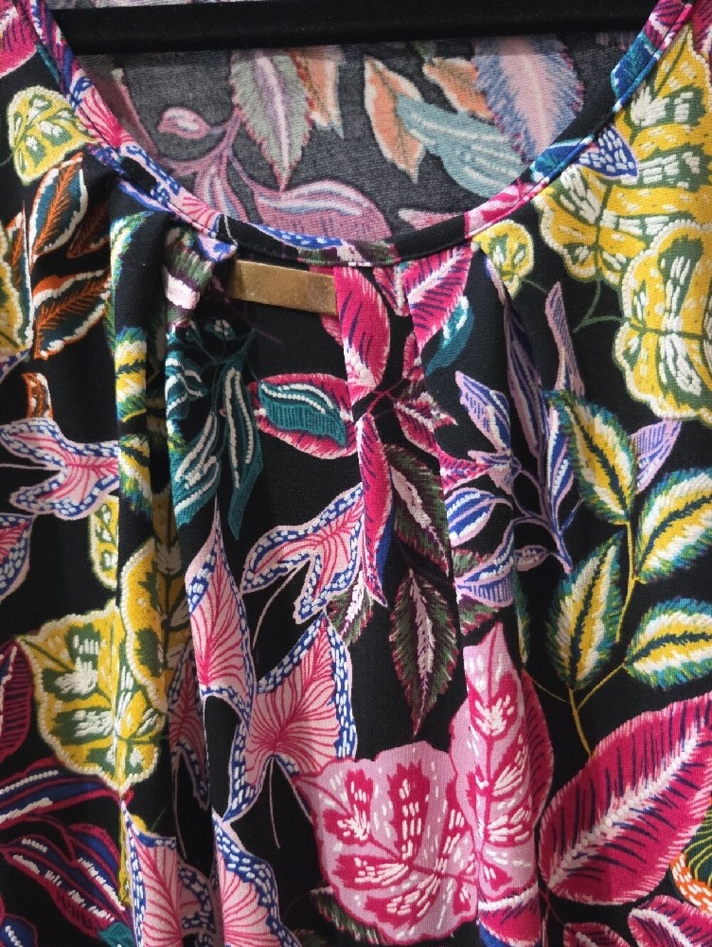 Women's Floral Multicolor Short Sleeve Blouse - Picture 3 of 6